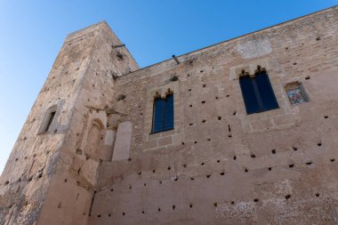 Günbatımında Llutxent Şatosu (Valencia, İspanya).