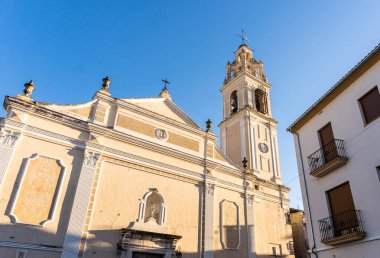 Llutxent 'in kilise ve çan kulesi (Valencia, İspanya) gün batımında.
