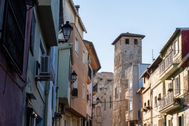 Günbatımında Llutxent Şatosu (Valencia, İspanya).