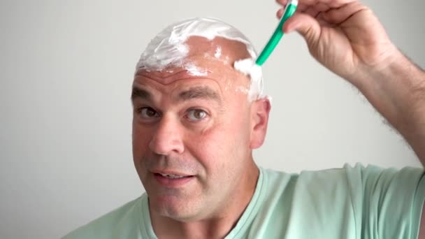 Dekat Dari Orang Kaukasia Mencukur Kepalanya Dengan Pisau Cukur — Stok Video