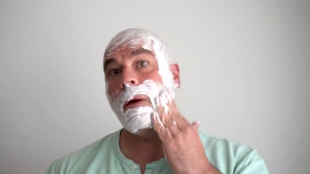 Zbliżenie Górę Biały Człowiek Rozlewając Golenie Krem Jego Twarz Głowa — Wideo stockowe