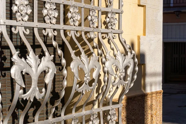 Bir pencerenin dış tarafında dekoratif işlemeli metal detayı