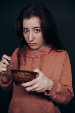 Güneş gözlüklü kadın, patatesli dondurma yiyor.