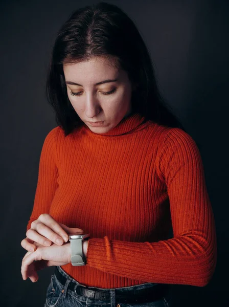 Stilvolle weiße Uhr auf Frauenhand — Stockfoto
