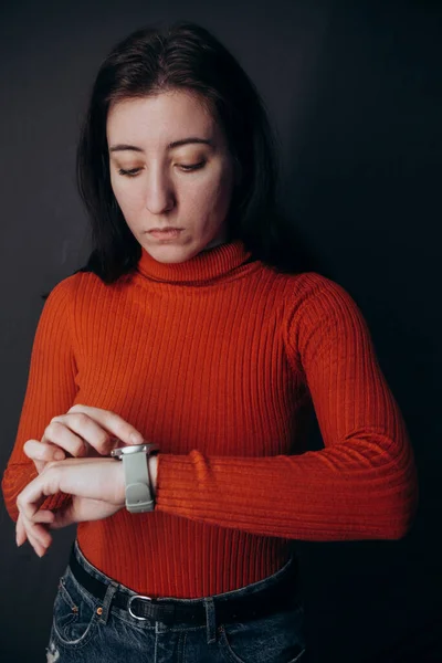 Stilvolle weiße Uhr auf Frauenhand — Stockfoto
