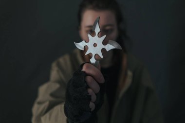 Ukraynalı üzgün kadın savaşmaya hazır.