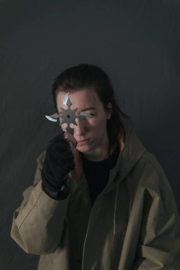 Ukraynalı üzgün kadın savaşmaya hazır.