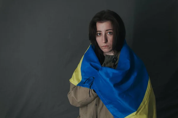 ウクライナの悲しい女性は戦う準備ができて — ストック写真
