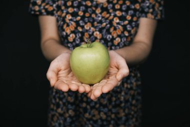 Kadının ellerinde yeşil elma