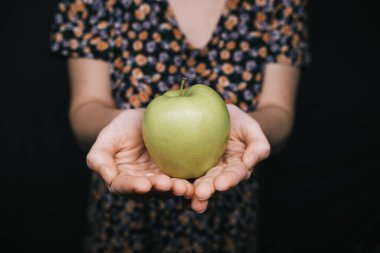 Kadının ellerinde yeşil elma