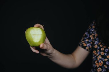 Kadının ellerinde yeşil elma