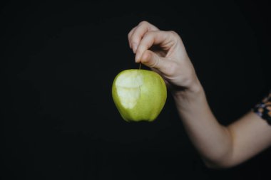 Kadının ellerinde yeşil elma
