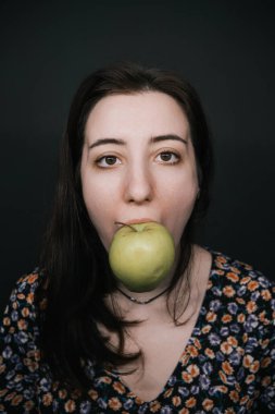 # Kapalı kapılar ardında elma yiyen kız #