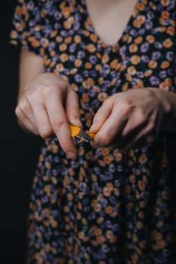 Kız çizmek için kalemini açıyor.