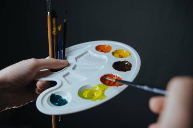 çizim aracı bir kızın ellerinde yakın çekim