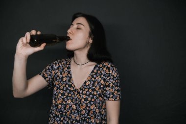 Bira şişesi olan alkolik bir kadın.