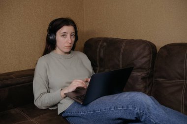 Ukraynalı kadın evde dizüstü bilgisayarla çalışıyor.