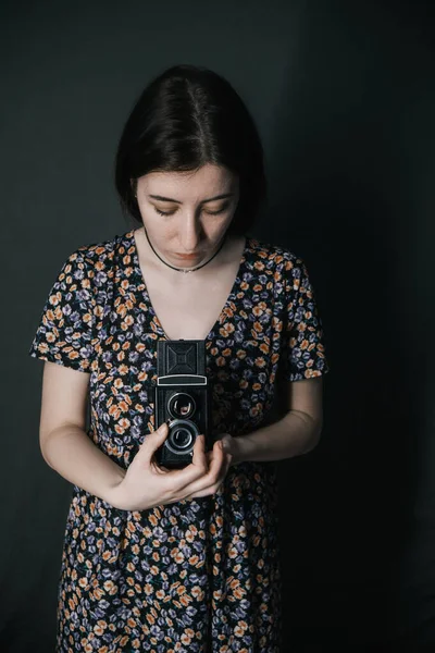 Mladá arménská ukrajinská žena fotografování s vintage kamera — Stock fotografie