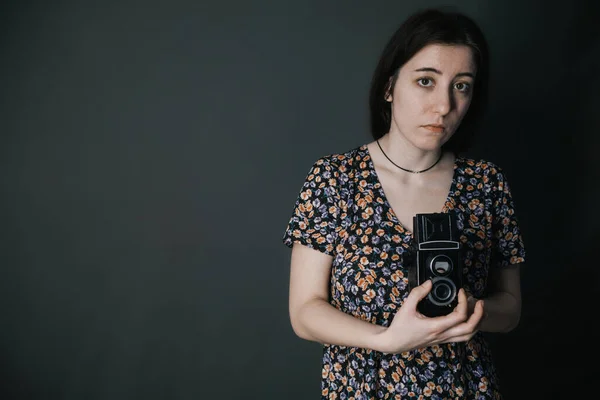 Молодая украинская армянка фотографирует на винтажную камеру — стоковое фото