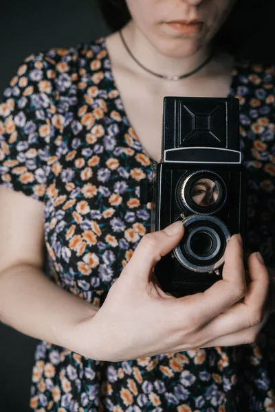 Молодая украинская армянка фотографирует на винтажную камеру — стоковое фото