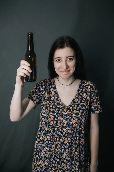 Alkoholisierte Frau mit Flasche Bier — Stockfoto