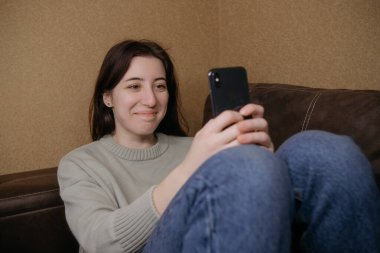 Ukraynalı kadın, evde telefonla çalışıyor.