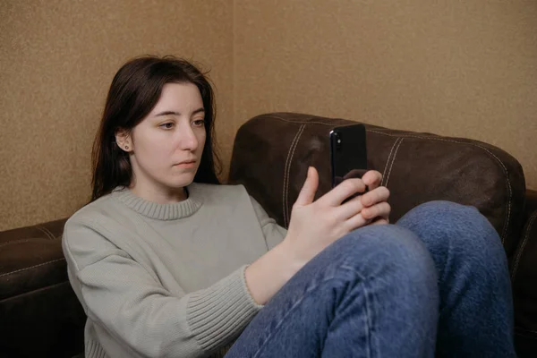 Ukrán nő szabadúszó dolgozik telefon otthon — Stock Fotó