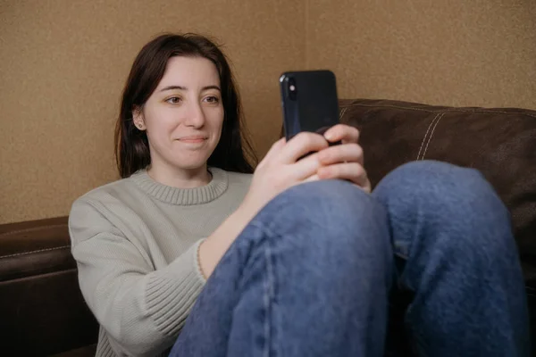 Mulher ucraniana freelancer trabalhando com telefone em casa — Fotografia de Stock