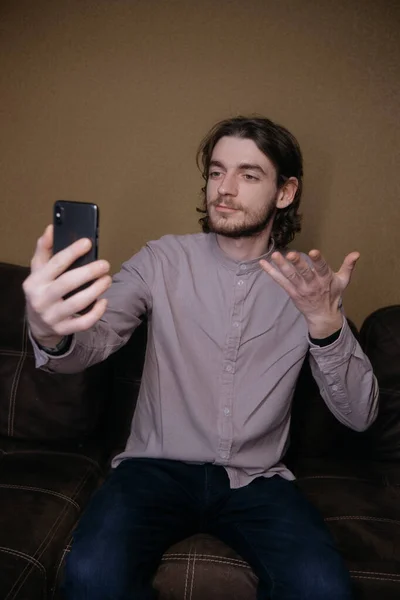 Homem ucraniano freelancer trabalhando com telefone em casa — Fotografia de Stock