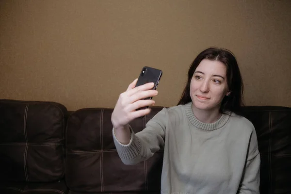 Ukrainian woman freelancer working with phone at home — Stock Photo, Image