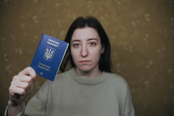 Giovane donna in possesso di passaporto Ucraina nel terminal dell'aeroporto — Foto Stock