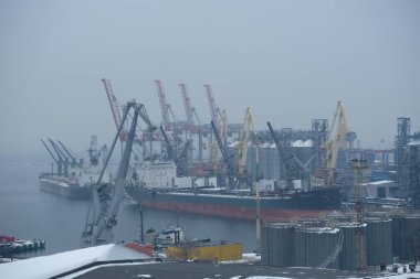 Gün doğumunda tersanede çalışan vinç köprüsü, lojistik ihracat ve ulaşım vapur gemisi ve kargo uçağı