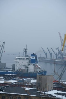 Gün doğumunda tersanede çalışan vinç köprüsü, lojistik ihracat ve ulaşım vapur gemisi ve kargo uçağı