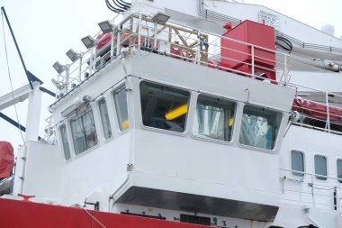 Gün doğumunda tersanede çalışan vinç köprüsü, lojistik ihracat ve ulaşım vapur gemisi ve kargo uçağı