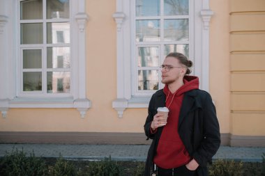 Paket kahve benim yaşam tarzım. Yakışıklı adam dışarıda kahve fincanı tutuyor. Genç adam yaz sabahı kahve içer. Nehir kıyısında kahve içiyorum.