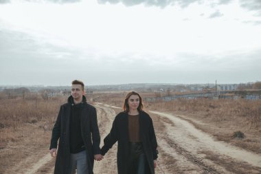 Ukrayna doğasında kahve içen genç bir çift. Kafkasya beyazı