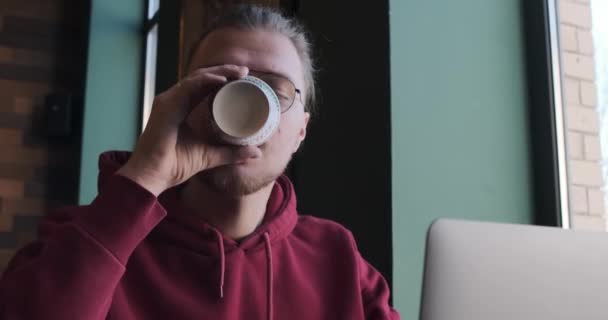 Retrato de feliz freelancer masculino en gafas ópticas para corrección de la visión — Vídeo de stock