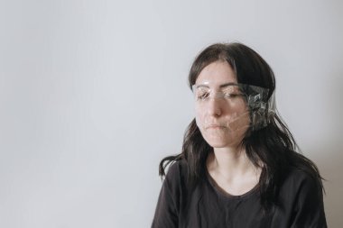 Stüdyo portresi, gri arka planda bantlanmış komik İskoç kadın yüzü - komik bayram ya da yeni yıl şakası