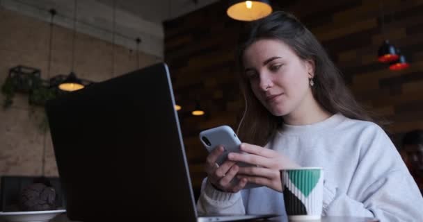 Szabadúszó nő boldog dolgozik egy kávézóban távolról — Stock videók