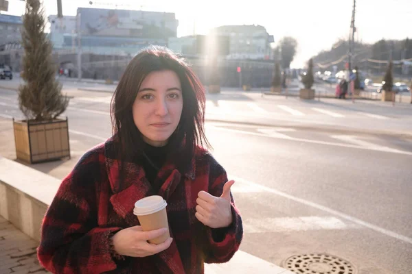 Güneş, güneş ışığında, açık kahve içme kadın sabah kahvesini zevk. — Stok fotoğraf