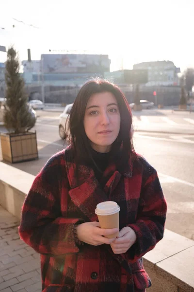 Güneş, güneş ışığında, açık kahve içme kadın sabah kahvesini zevk. — Stok fotoğraf