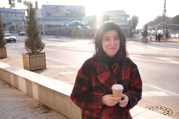 Güneşin Altında Kahve Içen Bir Kadın Gün Işığında Dışarıda Sabahtan — Stok fotoğraf