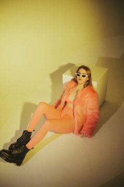 Pembe takım elbiseli ve güneş gözlüklü manken. Stüdyo çekimi. Film Düzenleme