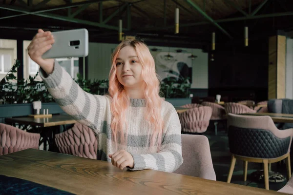 Junge Frau Sitzt Einem Gemütlichen Kaffeehaus Trinkt Kaffee Und Benutzt — Stockfoto