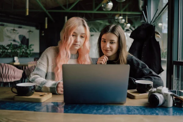 Две Счастливые Девушки Сидят Кофейне Смотрят Вместе Ноутбук — стоковое фото