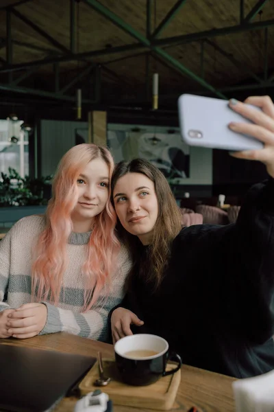 Glada Unga Lesbiska Par Selfie Använder Mobiltelefon Ett Kafé Två — Stockfoto