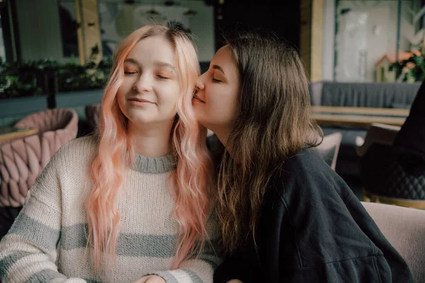 Güzel lezbiyen çift öpüşme. LGBT ve aynı seks evlilik kavramı