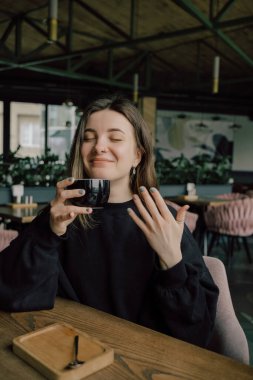Kadının onun fincan çay kahve, sıcak içecek gözleri kapalı