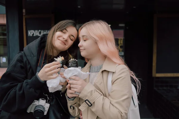 Lgbt Lesbianas Pareja Comer Rollos Sushi Paseo Asiático Café Concepto —  Fotos de Stock