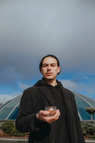 Jovem Hipster Gay Comendo Amendoins Rua Sorrindo Óculos Sol Felizes — Fotografia de Stock